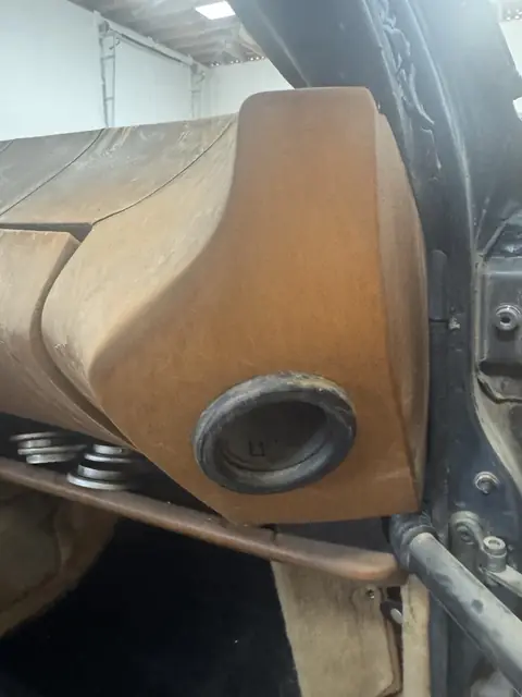 Passenger-end side vent